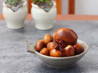 8、啤酒卤蛋,汁收干了，好吃的啤酒卤蛋就做好了。