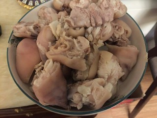 1、#猪脚#亮晶晶de红烧猪脚,猪脚洗干净，放在锅里煮一煮，拿出洗干净。
