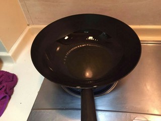 2、#猪脚#亮晶晶de红烧猪脚,锅中放入适量油。热锅冷油。