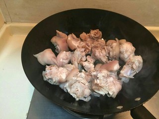 4、#猪脚#亮晶晶de红烧猪脚,中小火煸炒。到表面有点金黄。