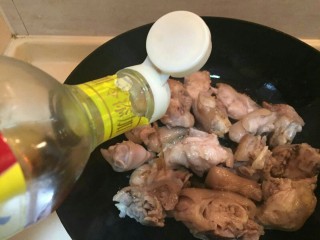 5、#猪脚#亮晶晶de红烧猪脚,加入两勺料酒。