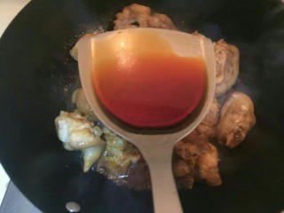 7、#猪脚#亮晶晶de红烧猪脚,生抽加两勺。