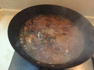 13、#猪脚#亮晶晶de红烧猪脚,中小火煮至沸腾。