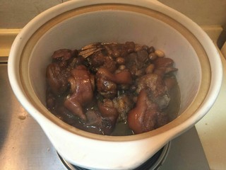 15、#猪脚#亮晶晶de红烧猪脚,转入小砂锅中，继续小火炖煮。