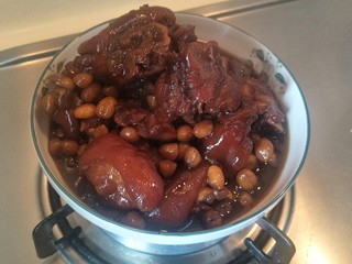 18、#猪脚#亮晶晶de红烧猪脚, 装盘可以吃了。