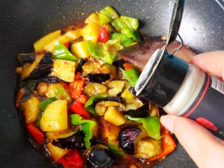 23、鱼香地三鲜,每一块土豆，茄子，辣椒都裹上酱汁，放胡椒粉，鸡精。