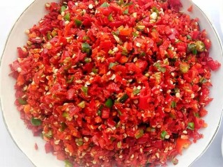 3、万能秘制辣椒油,辣椒切末。