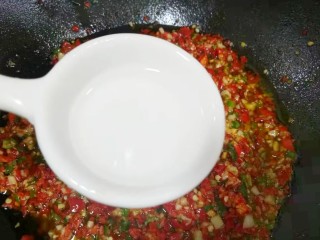 9、万能秘制辣椒油,加一勺料酒。