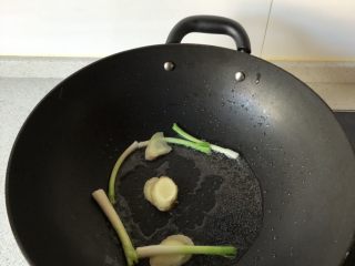 2、小朋友最爱-糖醋排骨,放少许油，下葱姜爆香