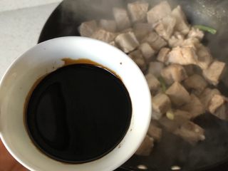 3、小朋友最爱-糖醋排骨,倒入老抽