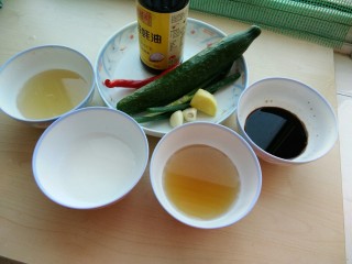 2、一品娃娃菜,黄瓜洗净，调料准备好