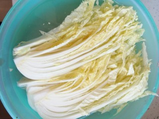 3、一品娃娃菜,娃娃菜切成连根条，用盐水洗净