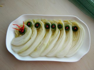 7、一品娃娃菜,黄瓜长片卷起来，放在每条娃娃菜的卷叶窝窝里，中心放一点红辣椒点缀