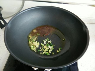 8、一品娃娃菜,置锅加油，油热放入葱花、一半蒜末、姜末、花椒粒炒香，加生抽爆锅