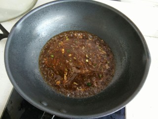 9、一品娃娃菜,随之加入料酒、米醋、白糖，加适量水