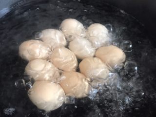 2、茶叶蛋,将鸡蛋大火煮熟