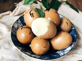16、茶叶蛋,剥掉外壳后的鸡蛋带有好看的纹理 好看的很