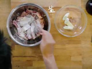 4、椒盐排骨&饭爷辣酱烧茄子 ,排骨加面粉、生粉、盐、五香粉、大蒜粉、花生酱、蛋黄及葱姜水搅拌均匀腌渍片刻