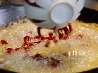 6、椒盐排骨&饭爷辣酱烧茄子 ,再放入姜蒜沫儿和干辣椒