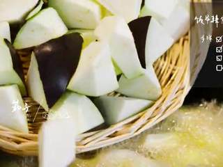 11、椒盐排骨&饭爷辣酱烧茄子 ,茄子入油锅稍炸片刻后加入尖椒片炸软沥油捞出