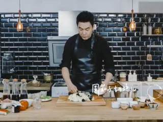 10、椒盐排骨&饭爷辣酱烧茄子 ,饭爷辣酱烧茄子:圆茄子切块,尖椒切片