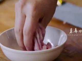 13、椒盐排骨&饭爷辣酱烧茄子 ,猪通脊切片加入少许葱姜水抓匀腌渍片刻去腥