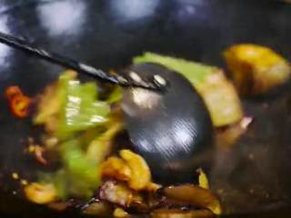 15、椒盐排骨&饭爷辣酱烧茄子 ,再加入蒜片、美人椒段、饭爷辣酱以及调好的酱汁和炸好的茄子尖椒翻炒