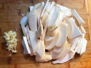 3、杏鲍菇炒西兰花,杏鲍菇清洗干净，切成薄片，蒜去皮洗净切末待用。