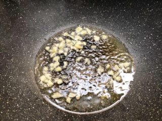 5、杏鲍菇炒西兰花,锅里放入适量油，烧至八成热放入蒜末爆香。