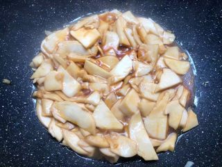 7、杏鲍菇炒西兰花,加入少许盐，适量蚝油，少许生抽翻炒均匀，焖2分钟。