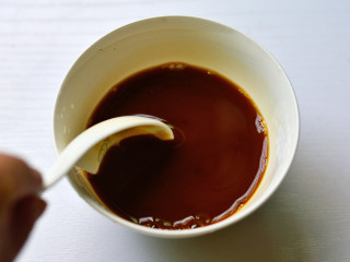 8、鱼香肉丝,再加入淀粉和水调拌成酱汁待用