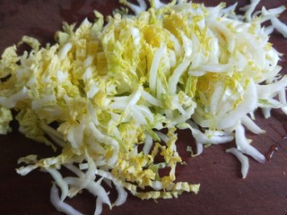 3、酸辣白菜心,切成丝。