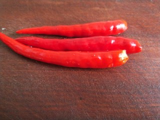 5、酸辣白菜心,红辣椒三个。