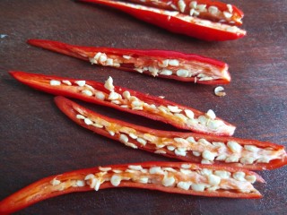 6、酸辣白菜心,对半切开。