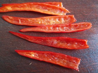 7、酸辣白菜心,去里面的籽在洗干净。