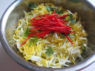 8、酸辣白菜心,放入香菜，香葱，红椒丝。