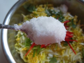 9、酸辣白菜心,放入白糖。