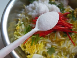 10、酸辣白菜心,加入适量盐。