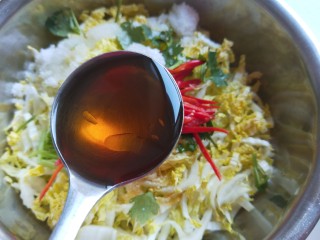 13、酸辣白菜心,加入一勺香油。