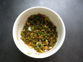 7、饺子皮葱油饼,拌匀。