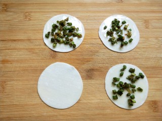 9、饺子皮葱油饼,三张撒上香葱。