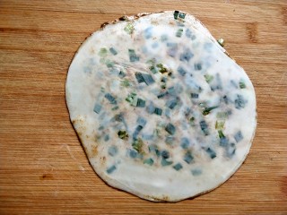 11、饺子皮葱油饼,用擀面杖擀薄。