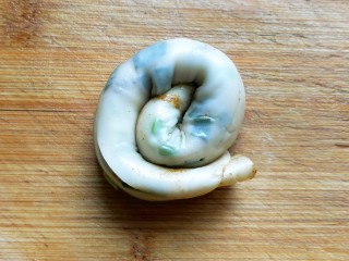 14、饺子皮葱油饼,从一端卷起来。