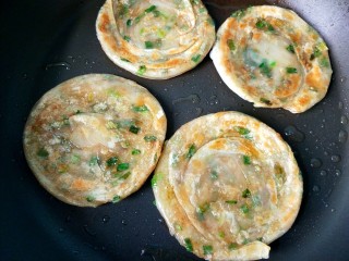 17、饺子皮葱油饼,两面煎黄就可以啦！