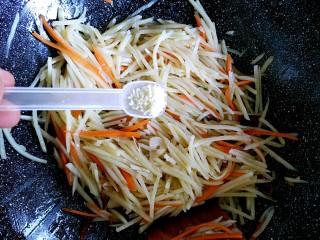 11、酸辣土豆丝,出锅前加入半勺鸡精