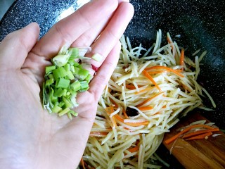 12、酸辣土豆丝,加入剩下的一半葱末，翻炒均匀