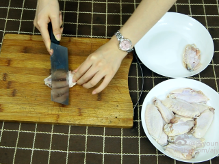 1、可乐鸡翅(懒人菜系列),1、将鸡翅两面各斜切三刀。