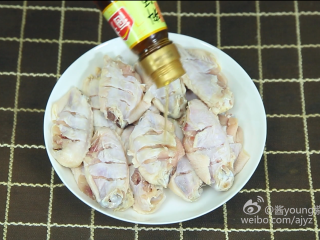 3、可乐鸡翅(懒人菜系列),3、加入适量料酒。