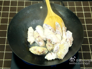 7、可乐鸡翅(懒人菜系列),7、将鸡翅下锅煎炸。