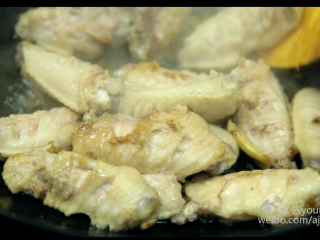 8、可乐鸡翅(懒人菜系列),8、煎炸至鸡翅双面出现略微焦黄。